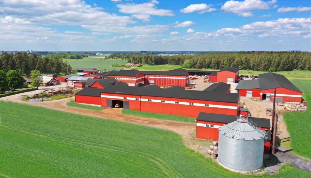 Familjeägda Metsjö har 80 anställda och en stor produktionsanläggning på 30 000 kvadratmeter. Anläggningen tillverkar vagnar, flakväxlare, maskinhallar och mobila förråd. Foto: Metsjö