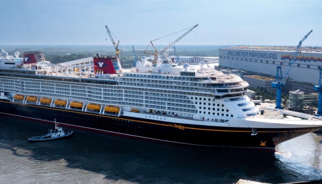 Kryssningsfartyget Disney Destiny, byggt vid Meyer Werft i Papenburg, bogseras längs Ems mot Eemshaven i Nederländerna i september 2025. Fartyget har cirka 1 250 hytter och plats för omkring 4 000 passagerare. Foto: Meyer Werft