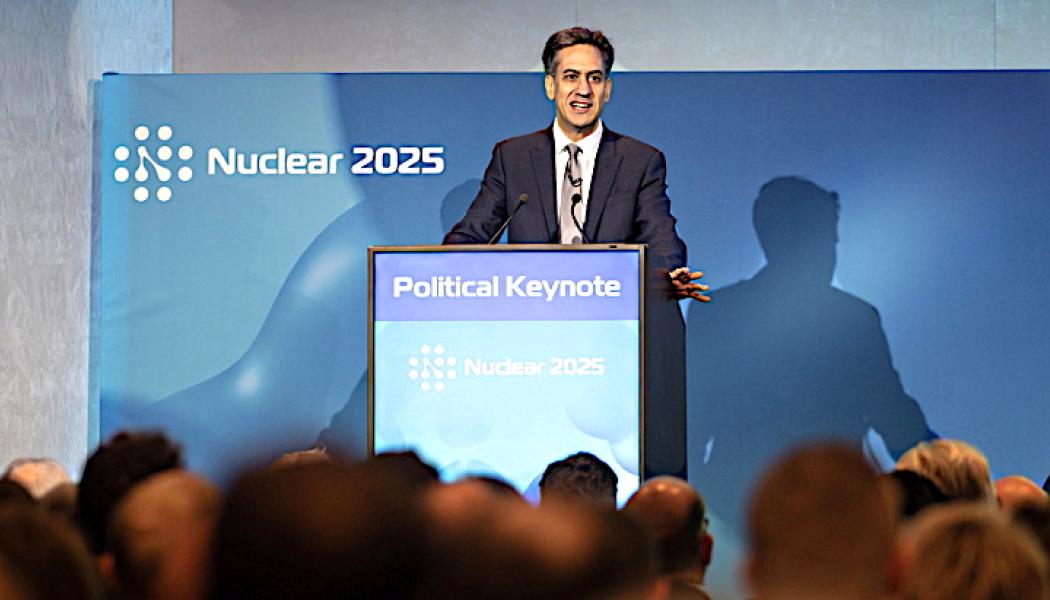 Ed Miliband talar på Nuclear 2025 i London. Bild: DESNZ