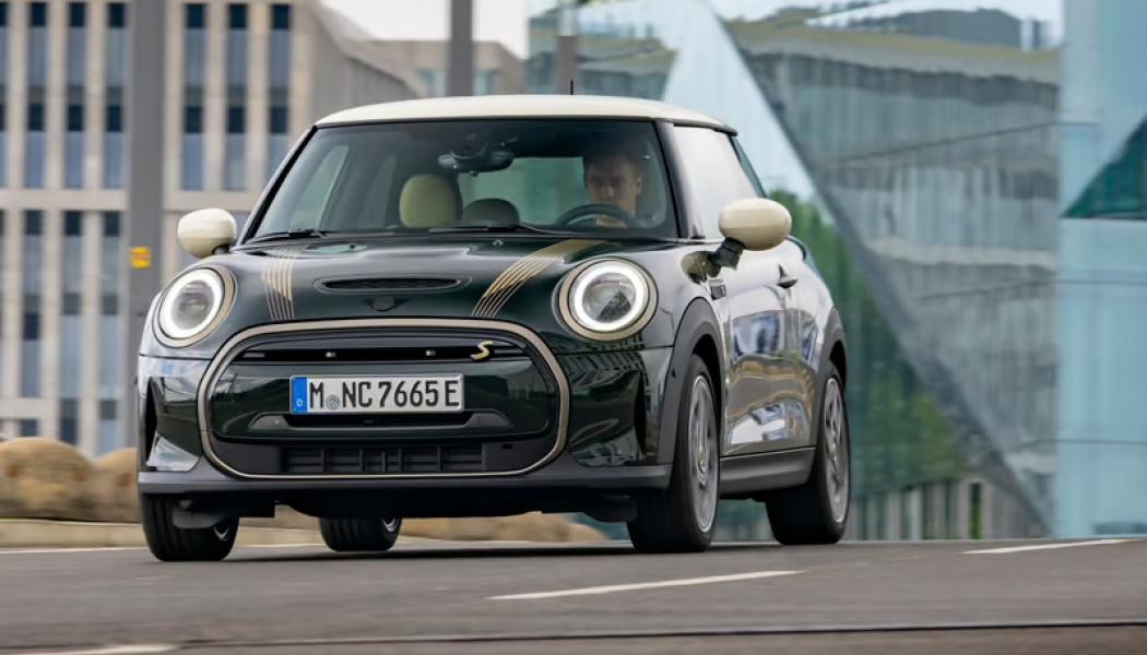 Mini Cooper på väg. Denna återkallelse lyfter fram en av de större säkerhetsutmaningarna med elbilar: batterisystemens känslighet för fukt och temperaturvariationer. Även om elbilar generellt sett anses vara säkra och miljövänliga, finns det särskilda risker som måste hanteras, särskilt när det gäller batteriets integritet och brandsäkerhet. Foto: BMW