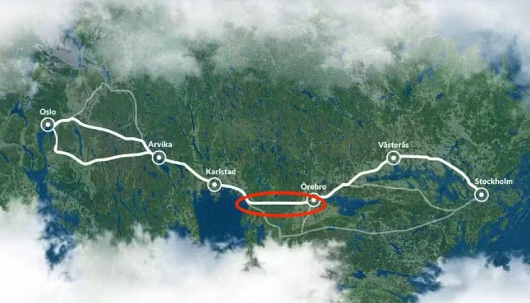 Sträckan mellan Örebro och Kristinehamn på den planerade nya järnvägen benämns Nobelbanan och är markerad i rött. Väster om Arvika mot Oslo finns två alternativa förslag till sträckning. Bild: Oslo-Sthlm 2.55