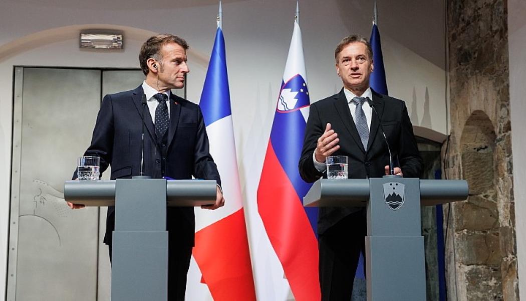 Frankrikes president Emmanuel Macron och Sloveniens premiärminister Robert Golob under undertecknandet av deklarationen om kärnkrafts­samarbete. Foto: Gov.si/Nebojša Tejic)