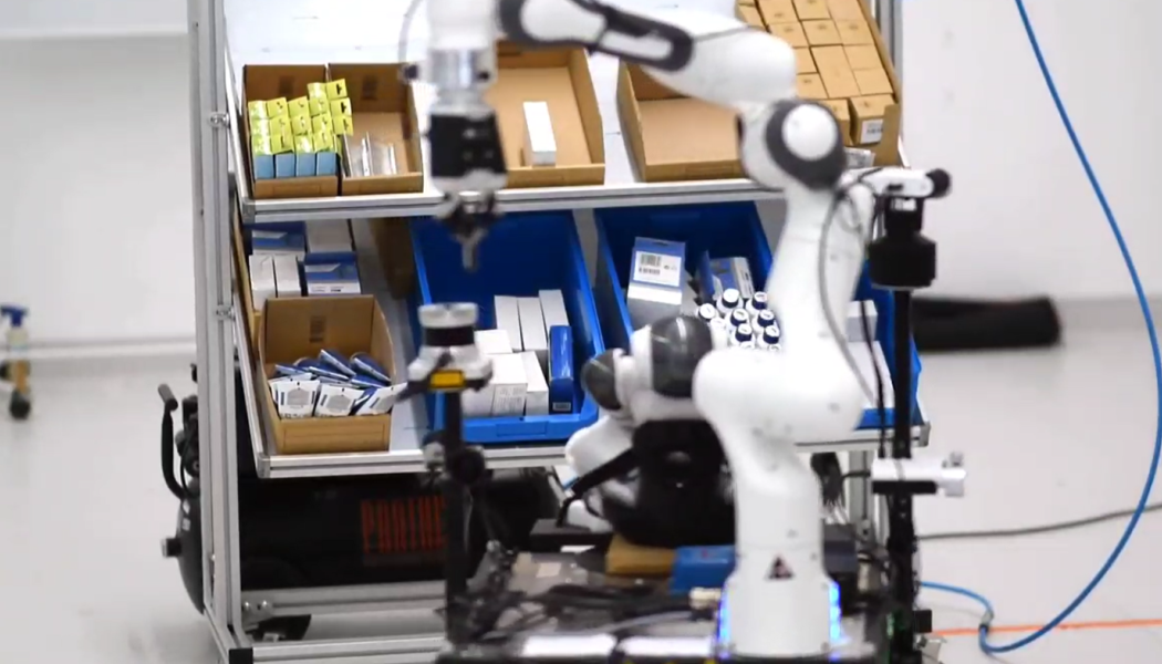 En ny typ av robotarm gör det möjligt för roboten att inte bara plocka upp och flytta saker, utan också kasta små föremål, som en påse skruvar, direkt till rätt plats. Foto: Örebro universitet 