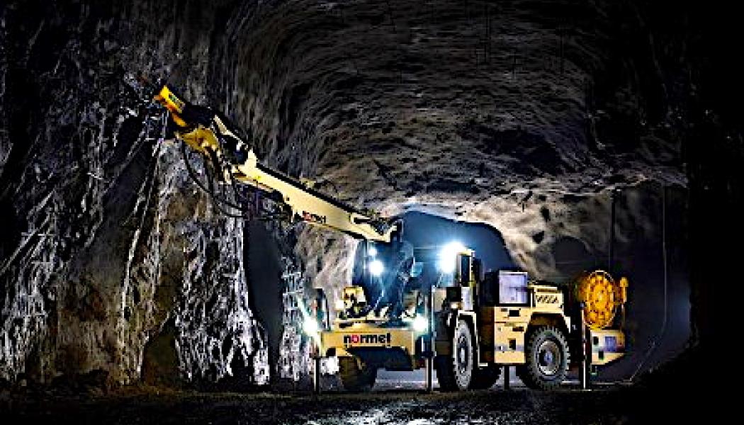 Maskinens styrsystem är utvecklat internt av Normet och ger operatören tillgång till driftdata, diagnostik och övervakning via pekskärm. Syftet är att underlätta arbetet och minska risken för fel under drift. Foto: Normet