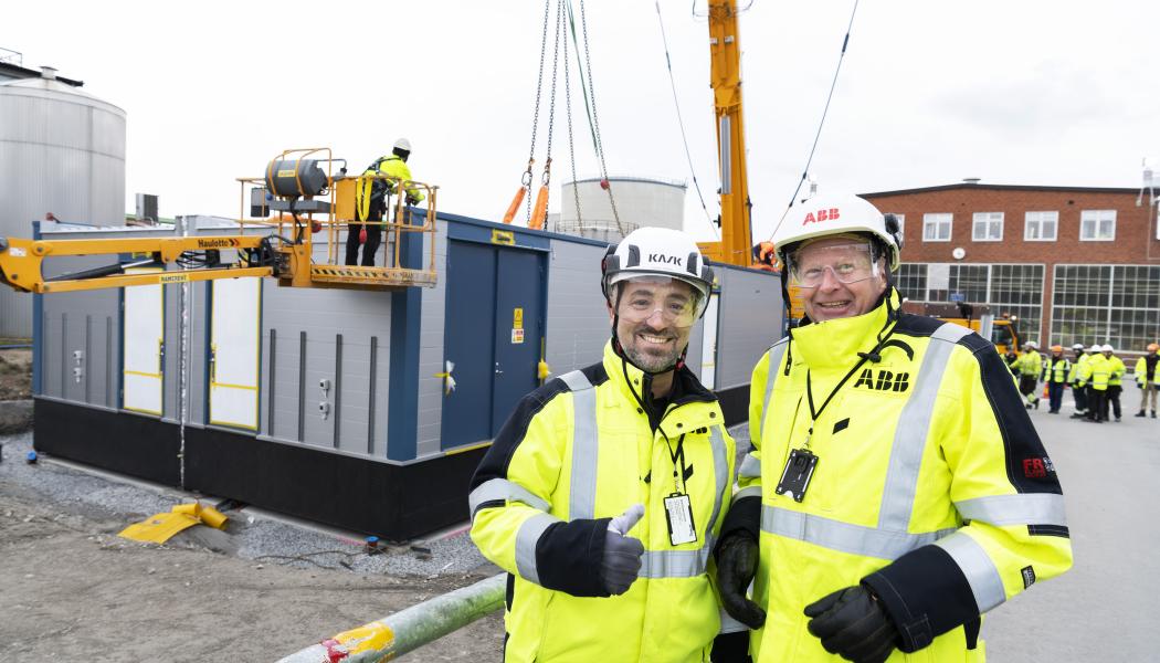 Skräddarsydda elektronikhus, eHouse, är en allt populärare lösning för att snabbt, smidigt och kostnadseffektivt installera kompletta lösningar för eldistribution. På bilden har personal från ABB precis lyft dit ett eHouse vid Nynas raffinaderi i Nynäshamn. Foto: Jonas Bilberg