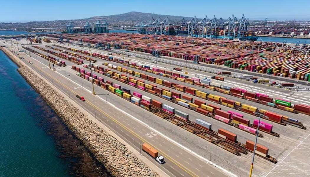 Intermodala transporter, i synnerhet de som kombinerar sjö- och landtransport, spelar en central roll i dagens logistik. Foto: Maersk