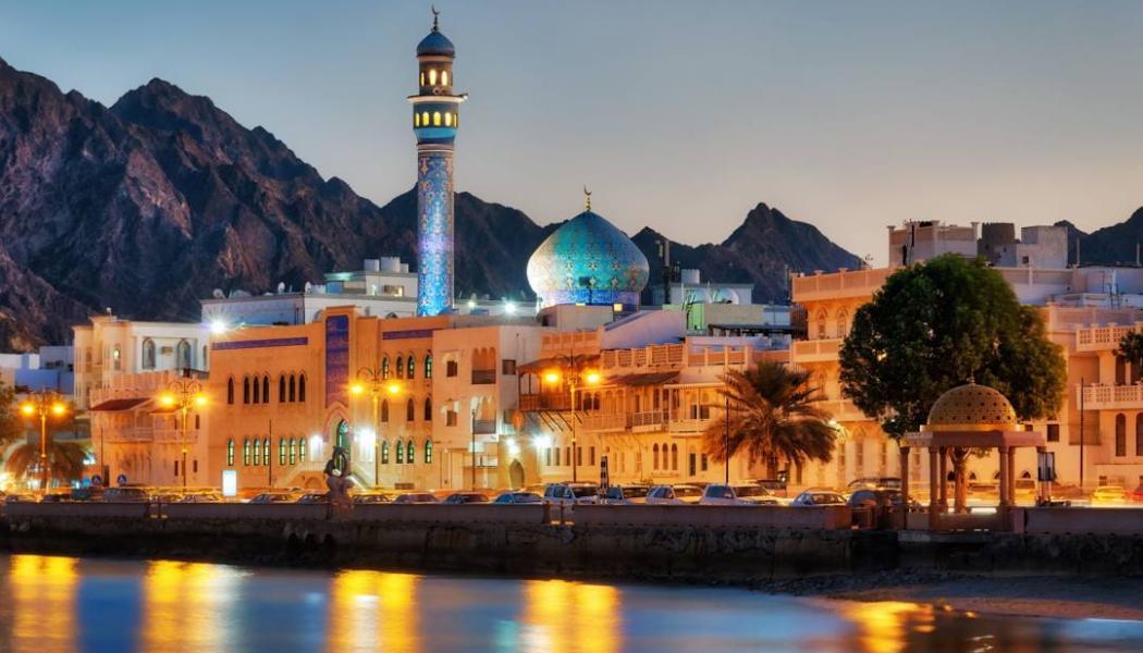 Oman. Bakgrunden till Omans försiktiga omsvängning är tydlig: USA har under 2023 och 2024 hotat med sekundära sanktioner mot företag, banker och individer som på något sätt hjälper Ryssland att kringgå de restriktioner som införts efter invasionen av Ukraina. Foto: Wikipedia Commons Lic.