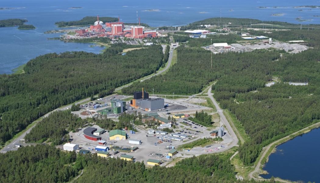 Anläggningen Onkalo med Olkiluoto-kärnkraftverket i bakgrunden vid Bottenviken i Finland. Foto: företaget Posiva.