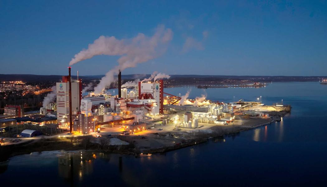 Östrands massafabrik har en av de största produktionslinjerna för blekt barrsulfatmassa i världen. Foto: Torbjörn Bergkvist/SCA