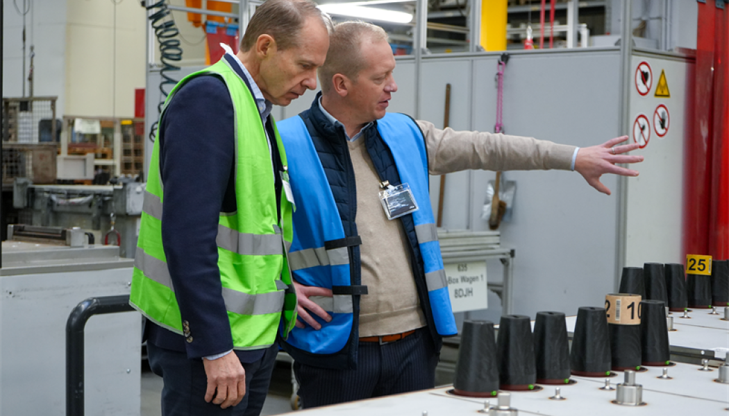 Heikki Malinen, VD och koncernchef på Outokumpu, och Mark Backhaus, chef för fabriken på Siemens ställverksfabrik i Frankfurt. Foto: Outokumpu