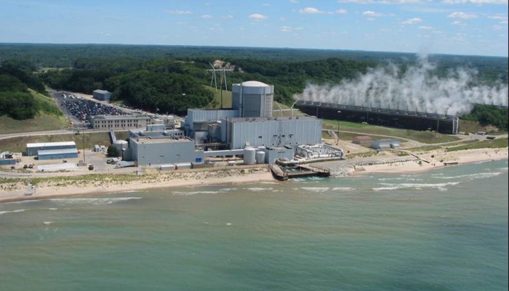 Kärnkraftverket Palisades i Michigan ser ut att bli det första kärnkraftverket i USA som återstartas efter att ha stängts, vilket markerar en möjlig ”kärnkraftsrenässans”. Holtec International, företaget som återstartar anläggningen, planerar också att bygga de första små modulära reaktorerna (SMR) på platsen. Projektet är en del av en bredare trend med ökat intresse för kärnkraft, drivet av stigande efterfrågan på elektricitet och statligt stöd. Foto: Palisades kärnkraftverk