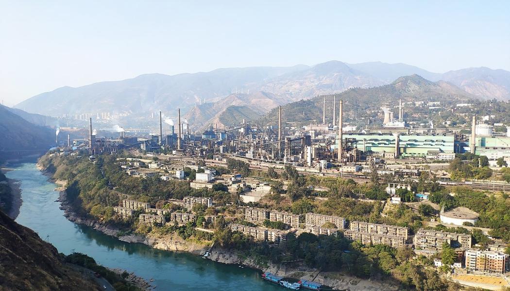 Huvudfabriksområdet för kinesiska stålverket Panzhihua Iron and Steel, beläget i Dongqu-distriktet, Nongnongping Street, Panzhihua City, Sichuan-provinsen. Foto: Wikipedia Common Lic. Kredit: Zhangzj cet 

