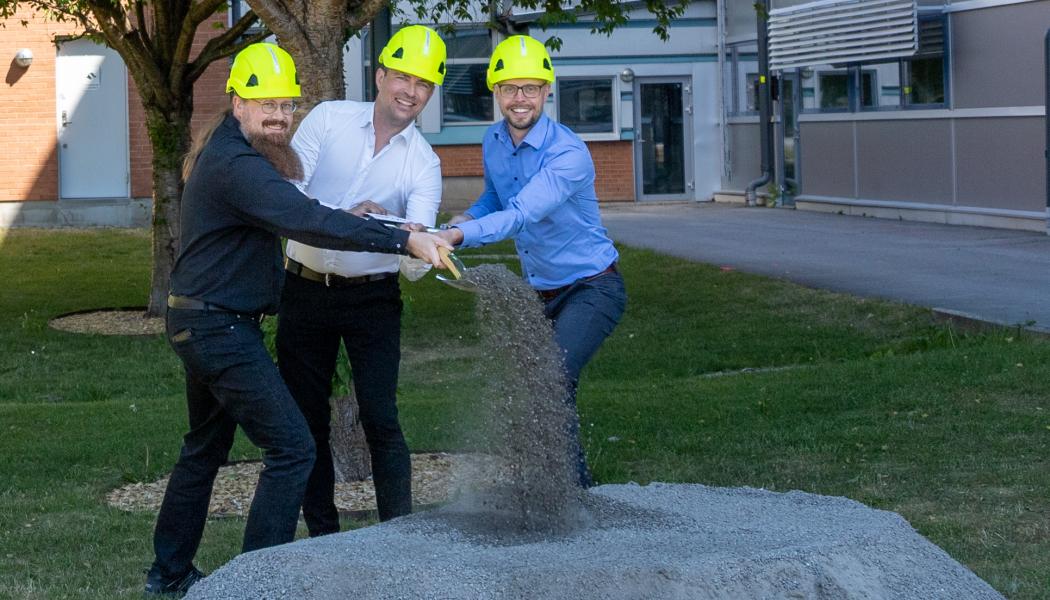 Här tas första spadtaget till den nya utbygganden av Pfizers tillverkningsanläggning i Strängnäs. På bild fr vänster, Mikael Brunell, Johan Carlsson och Jakob Holmlund.