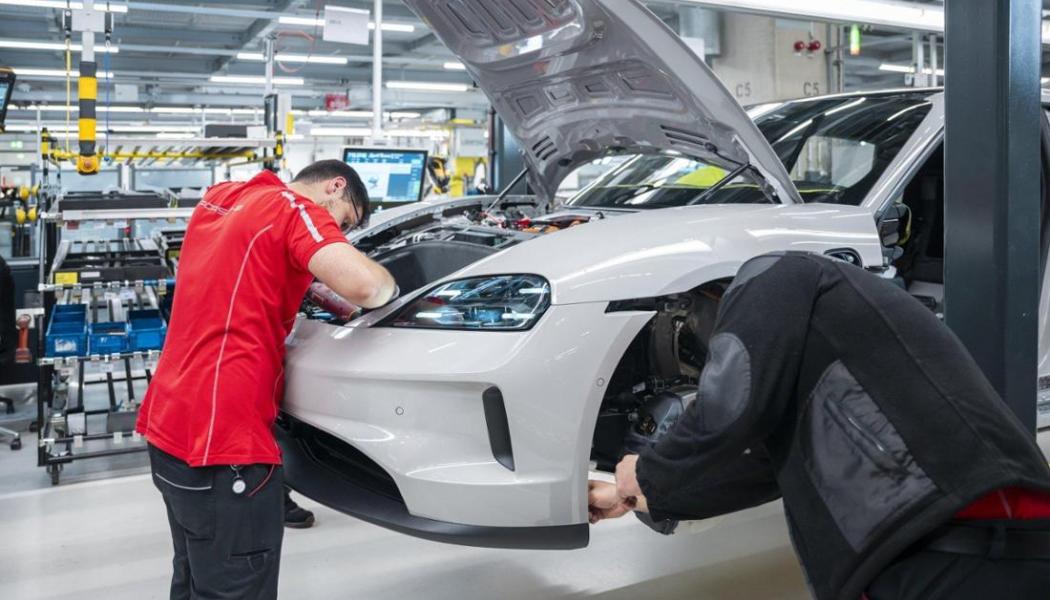 Porsche, liksom många andra europeiska biltillverkare, har satsat stort på elbilar de senaste åren. Förutom Taycan har företaget lanserat den helelektriska SUV-modellen Macan. Men trots dessa satsningar har elbilsförsäljningen fallit dramatiskt, både i Europa, USA och Kina. Porsche är därför tvunget att se över sina kostnadsstrukturer, vilket kan innebära stora förändringar för företaget. Foto: Porsche AG