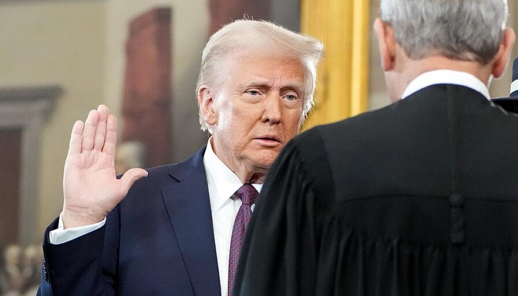 Trump avlägger sin andra ämbetsed, administrerad av chefsdomare John Roberts i Capitoliums rotunda. Foto: Wikipedia Common. Kredit: Vita huset – Pressfoto