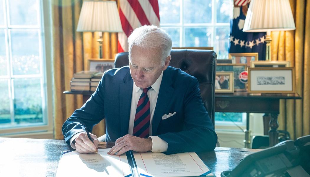 President Joe Biden udertecknade lagen 