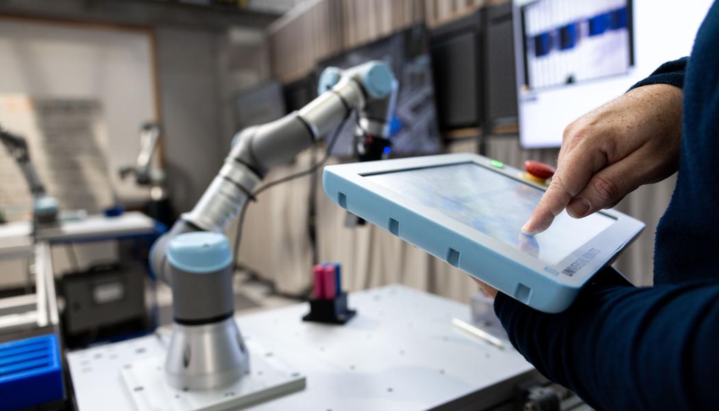 Forskare vid Högskolan i Skövde har fått fem miljoner från AFA Försäkring för att studera hur människa och robot kan samarbeta för att stärka arbetsmiljö och kompetensutveckling. Foto: Rebecka Thor. Högskolan i Skövde