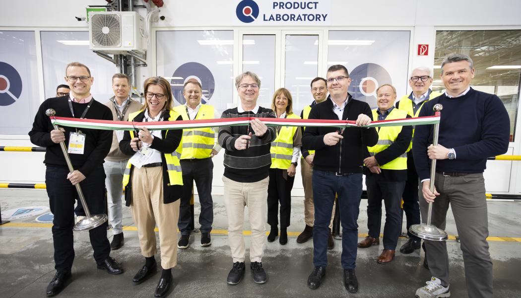Det svenska värmepumpsföretaget Qvantum driver värmepumpsrevolutionen framåt med nytt utvecklingscenter

APRIL 15, 2025



Invigningen av det nya labbet uppmärksammandes med en traditionell bandklippningsceremoni, för att fira den viktiga milstolpen i företagets resa mot att minska koldioxidutsläppen i Europas städer med hjälp av värmepumpar. Fredrik Rosenqvist, VD, Helene Carlström, ansvarig för R&D, László Jávorka, ansvarig för labbet i Ungern, Péter Marozsán, ansvarig för produktutveckling i Ungern och Federico Rosales, COO var med och klippte bandet till det nya testlabbet. Foto: Johan Marklund