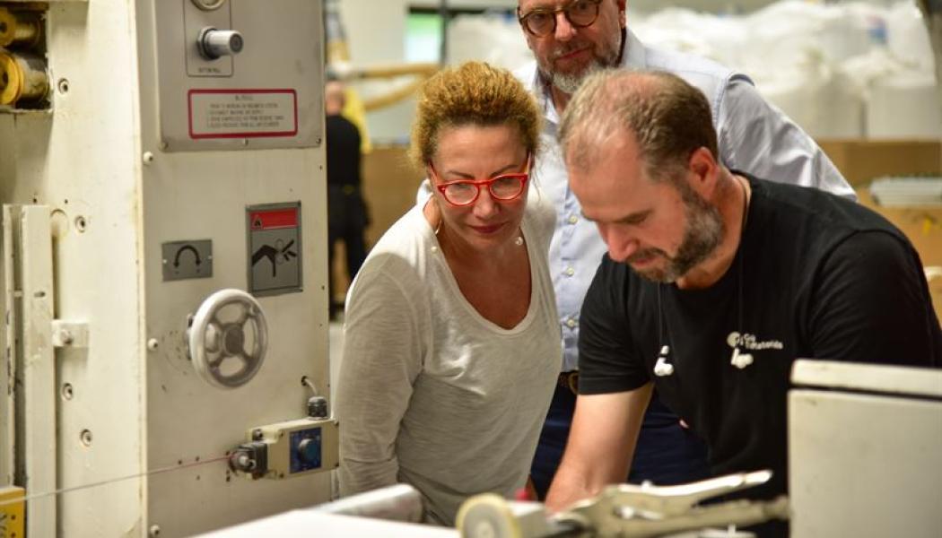 Soraya Narfeldt på besök i Gaya Materials fabrik i Helsingborg. Foto: Gaya Materials 