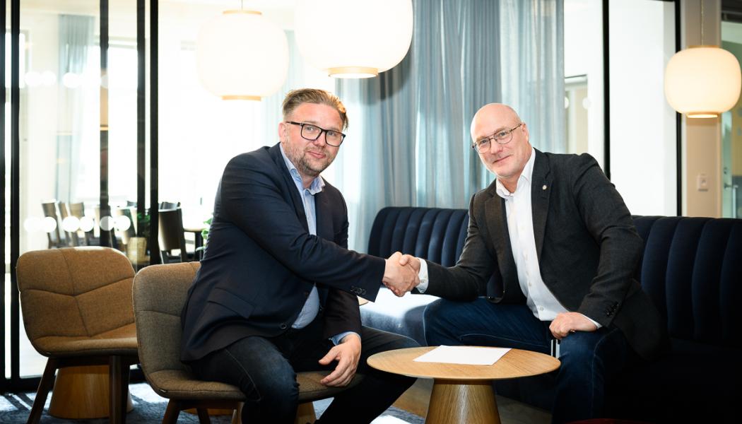 Micael Lawson, vd på Recas, och Mats Jägstam, rektor vid Högskolan Väst, signerar en gemensam avsiktsförklaring. Foto: Högskolan Väst