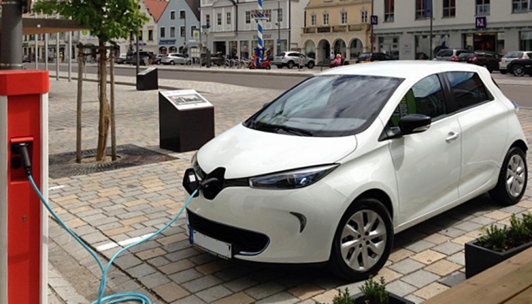 En helelektrisk Renault Zoe laddar vid en laddstation vid huvudtorget i tyska Pfaffenhofen. Foto: Wikipedia Common, (Flickr) Kredit: werner hillebrand-hansen 

