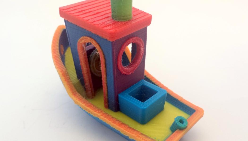 Foto: RepRap.me - http://reprap.org/wiki/File:3DBenchyDiamondColor/Wikimedia Commons