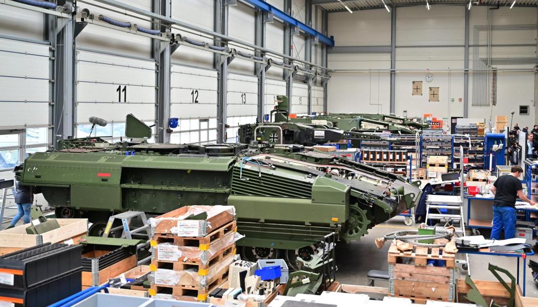 Rheinmetall är en av Europas största försvarsindustrier med stark exponering mot militära fordonsystem, ammunition och vapenteknik. Bolagets aktiekurs påverkas i hög grad av politiska beslut om försvarsbudgetar och säkerhetspolitik, vilket gör värderingen känslig för förändrade geopolitiska förutsättningar. Foto: Rheinmetall