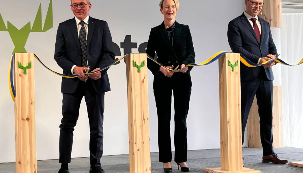 Bandklippning: Mika Joukio (VD, Metsä Board), Viveka Beckeman (VD, Skogsindustrierna) och Jussi Linnaranta (Chairman of the Board, Metsäliitto Cooperative). Foto: Metsä Board