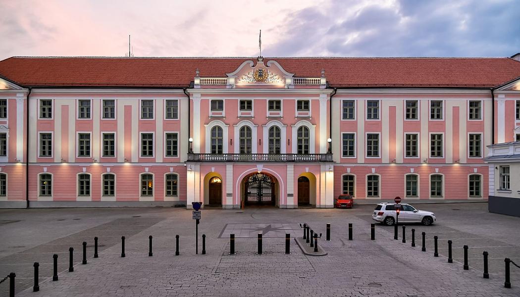 Estlands parlamentsbyggnad i Tallinn. Foto: Wikipedia Common Lic. Kredit: Jorge Franganillo 