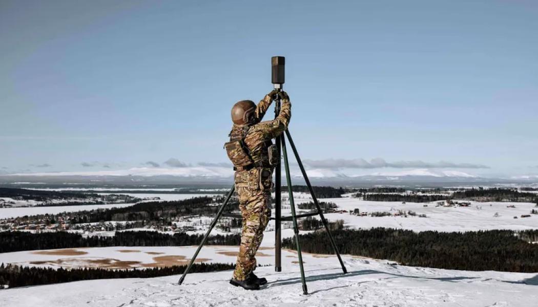 Kompakt sensor för elektronisk spaningLätt. Sirius Compact är en liten och kompakt passiv sensor för elektronisk spaning som kan bäras av en enskild soldat. Systemet upptäcker och analyserar signaler från olika sändare för att skapa en löpande lägesbild av elektroniska hot. Foto: Saab