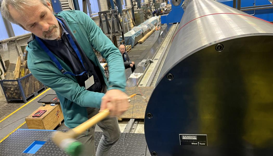 Svarvbommen är av stål och innehåller en komponent som kallas för ”dämpkropp” som hjälper att minska eller eliminera vibrationer. Foto: Sandvik Coromant
