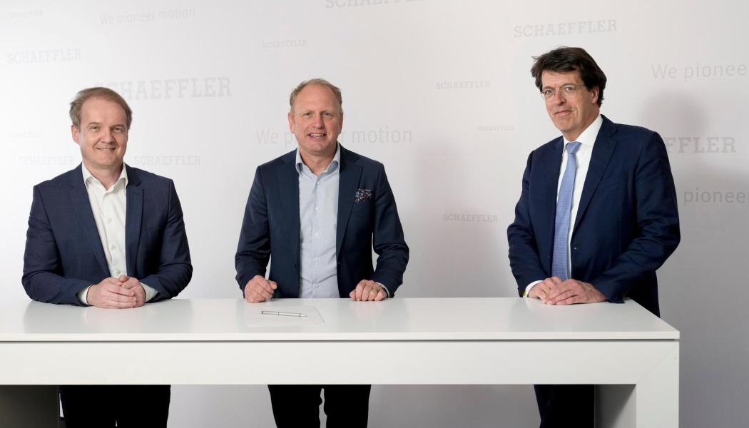 Från höger till vänster: Klaus Rosenfeld, CEO på Schaeffler AG, Henrik Henriksson, CEO på H2 Green Steel, samt Andreas Schick, COO på Schaeffler AG. Foto: Schaeffler