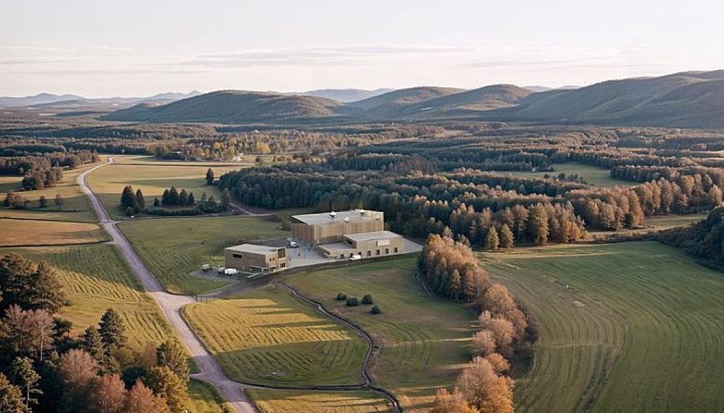 Illustration av Blykallas planerade SEALER-kraftverk. Genom samarbetet med Hitachi Energy ska bolaget utveckla standardiserade lösningar för elnätsanslutning och elektrisk infrastruktur för framtidens blykylda SMR-anläggningar. Illustration: Blykalla.