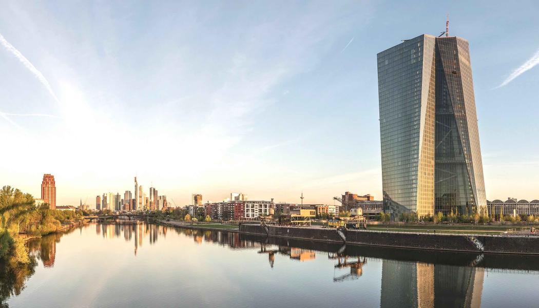 Europeiska Centralbanken, till höger, vid floden Main, i Frankfurt am Main. Foto: Wikipedia, Kredit: DXR