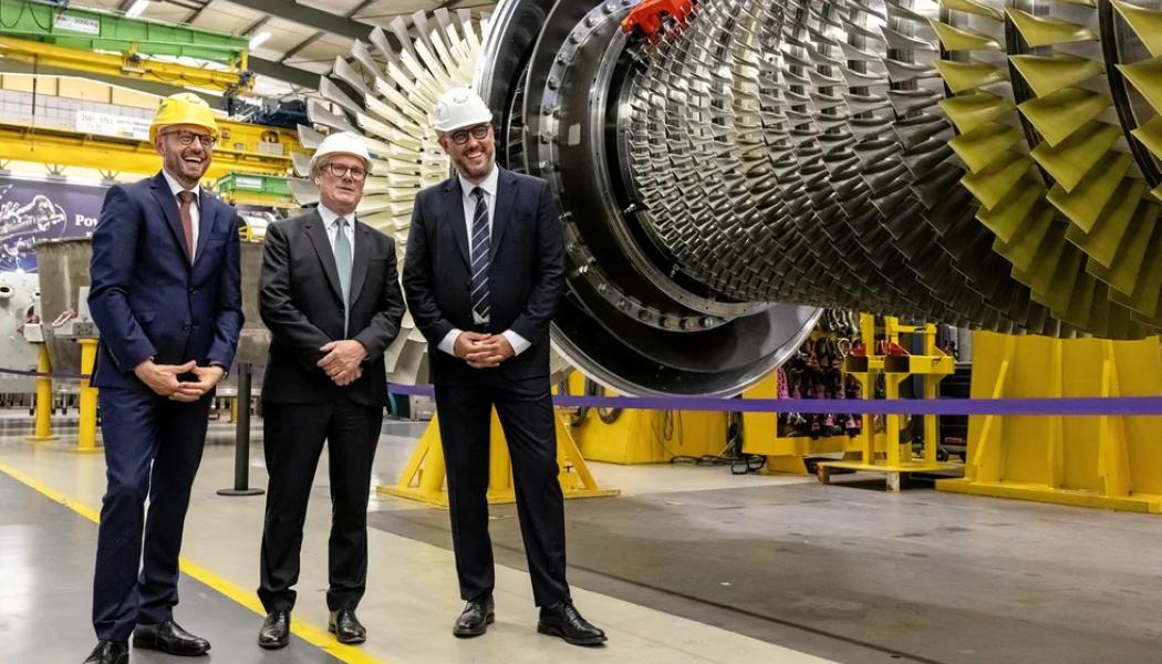 Storbritanniens premiärminister Keir Starmer (i mitten) tillsammans med Siemens Energys vd Christian Bruch och Darren Davidson, företagets vice vd för Storbritannien, vid Siemens Energys Clean Energy Centre i Berlin. Foto: Siemens Energy