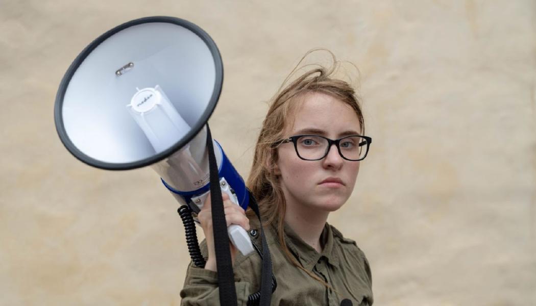 Ia Aanstoot, 18, en kunnig och passionerad ledare inom klimatrörelsen, inleder rättsliga åtgärder för att stoppa Greenpeaces attack mot kärnkraft. Foto: Rowan Farrell.