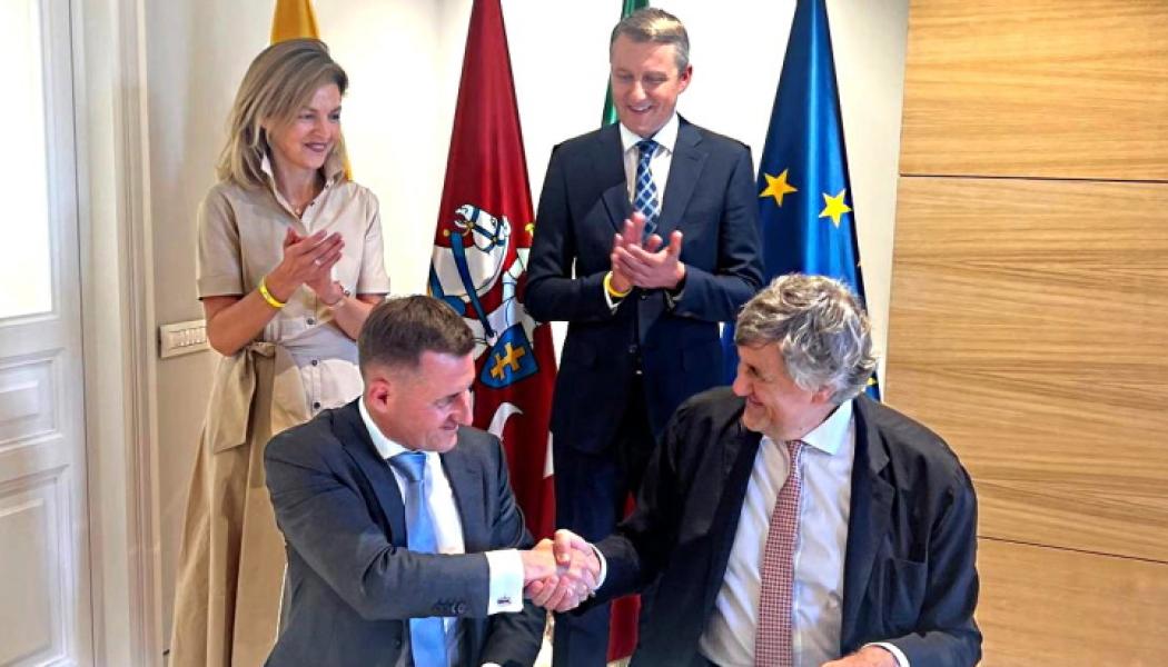 Avtalet, ett så kallat samförståndsavtal, undertecknades i Rom nyligen av Newcleos vd och grundare Stefano Buono och Linas Baužys, vd för statliga Ignalina NPP som ansvarar för avvecklingen av det tidigare kärnkraftverket i Ignalina. Litauens energiminister Žygimantas Vaičiūnas var närvarande vid undertecknandet. Foto: Ingalina / Newcleo