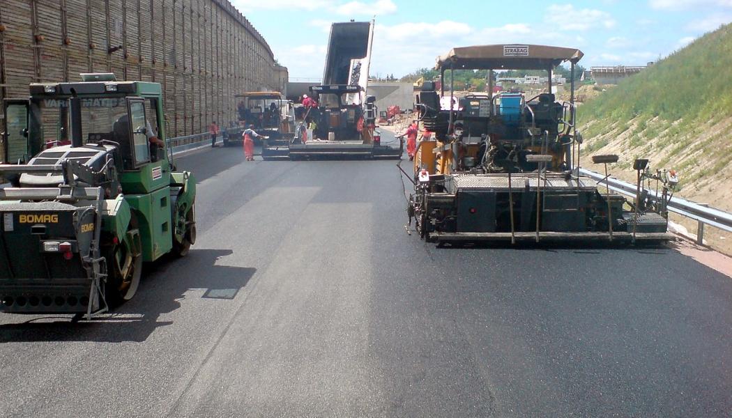 Asfaltmaskiner av olika fabrikat. Foto: Sonaz/Wikimedia Commons