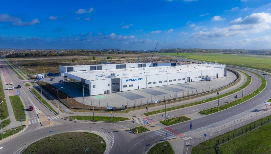 Det nya verket i Białystok omfattar 7 000 kvadratmeter och är utrustat med innovativa teknologier som gör det möjligt att testa omriktare under laboratorieförhållanden som simulerar fordonsliknande miljöer. Anläggningen innehåller både produktionsområden och ett laboratorium. Foto: Stadler