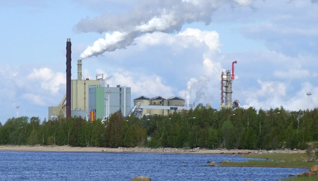 Stora Enso's tidigare massafabrik på finländska ön Veitsiluoto år 2009. Foto: Wikipedia Commons. Kredit: Estormiz 
