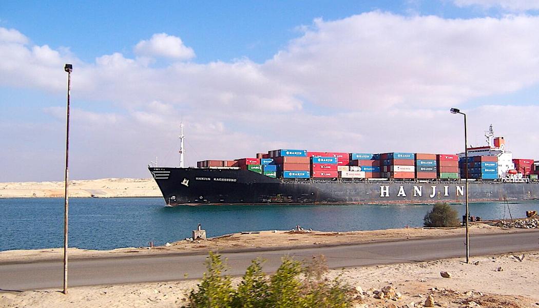 Containerfartyget Hanjin Kaohsiung passerar genom Suezkanalen. Foto: Wikipedia Common Lic. Kredit: Daniel Csörföly 