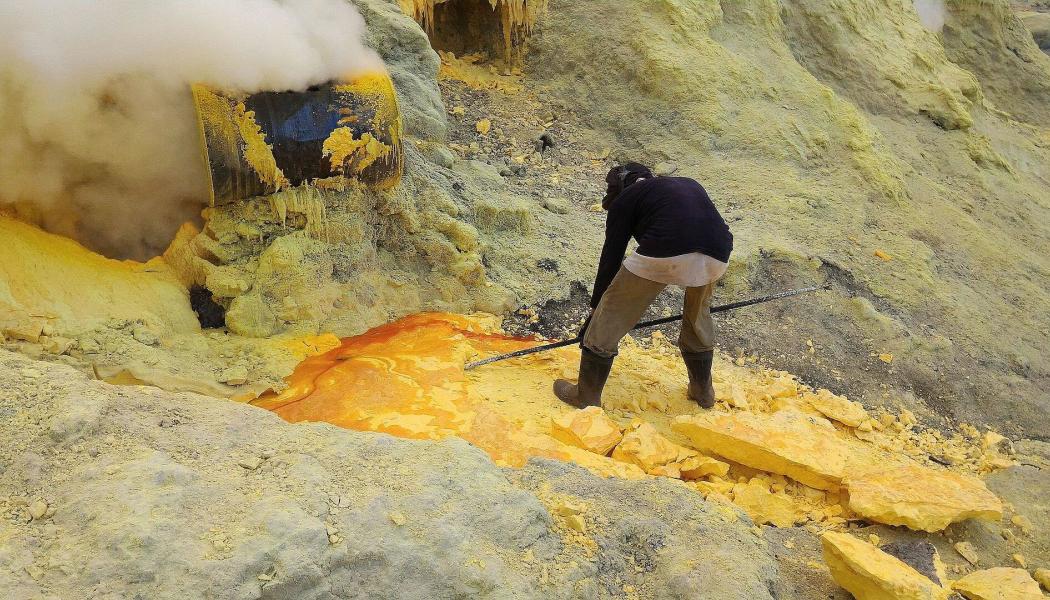 Brytning av svavel från en fyndighet vid kanten av Ijens kratersjö, Indonesien. Foto: Wikipedia Common, Kredit: Aditya Suseno 
