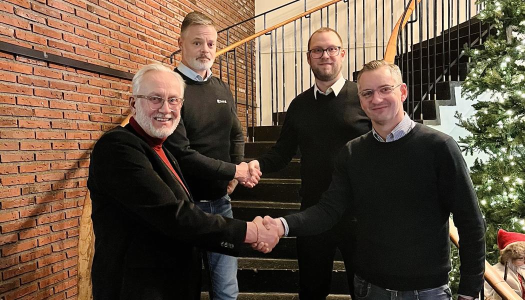Längst bak från höger: Martin Persson, Försäljningschef Öst Sverull, Robin Gyllengahm, VD och Ägare EMC. Längst fram från höger: Christer Gyllengahm, Ägare EMC, Fredrik Stjernholm, VD Sverull.