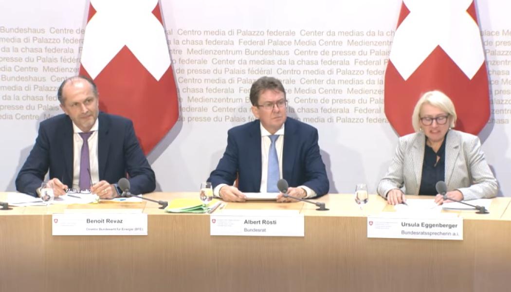 Energiminister Albert Rösti (i mitten) diskuterade beslutet att häva förbudet vid en presskonferens Foto: Schweiziska Förbundsrådet.