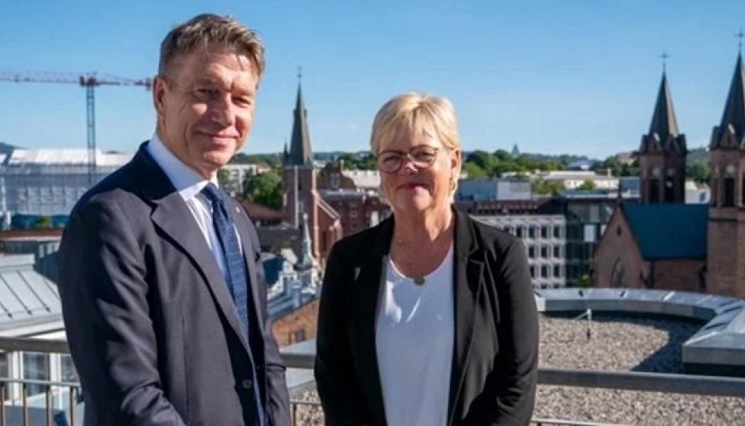 Energieminister Terje Aasland och Kristin Halvorsen, som leder den nya kommittén Foto: Norges Energidepartement, kredit: Arvid Samland, 





