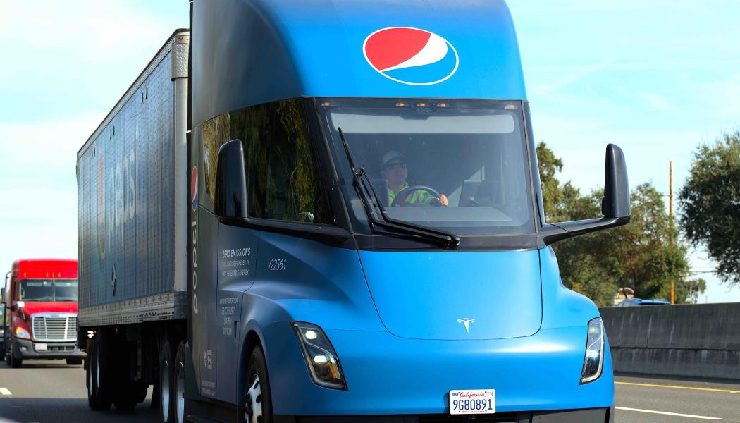 Tesla Semi är en batteri-elektrisk klass 8 semi-lastbil. Från och med december 2022 fick Pepsi några leveranser av tidiga produktionsenheter. Den här, som drivs av Pepsi, ses nära Sacramento. Foto: Wikipedia Common, kredit: Dillu