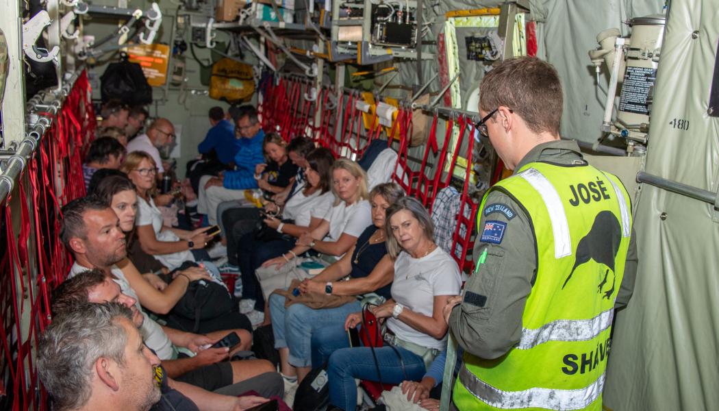 Nya Kaledonien uppskattas sitta på mellan 20 och 30 procent av världens nickeltillgångar, en metall som framför allt används i rostfritt stål och mer och mer i elbilsbatterier. Utländska medborgare har den senaste tiden flytt Nya Kaledonien. Foto: RNZAF / NZDF - https://www.nzdf.mil.nz/media-centre/news/third-royal-new-zealand-air-force-flight-for-new-zealanders-in-new-caledonia/Wikimedia Commons