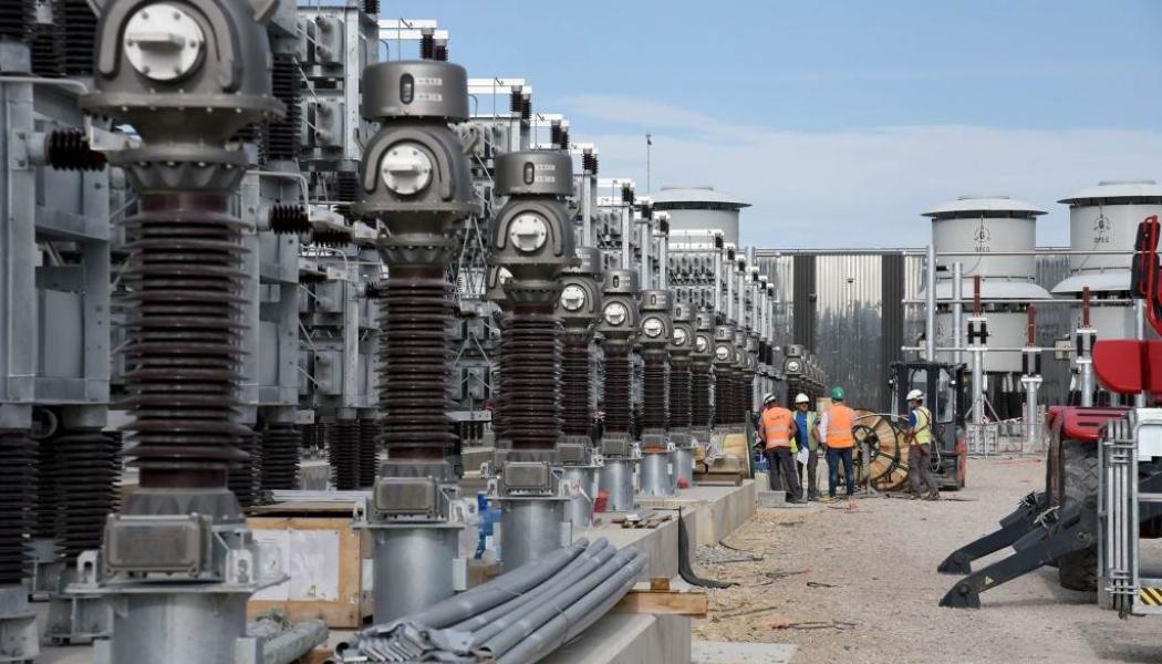 IVTs är skyddade från den intensiva plasmavärmen genom ett silverglänsande lager av 1 104 block av tungsten, metallen med den högsta smältpunkten på 3 400 grader Celsius. Dessa block är noggrant arrangerade i åtta rader för att jämnt fördela belastningen. För att mäta de snäva utrymmena mellan blocken användes en precisionslaser, kallad 