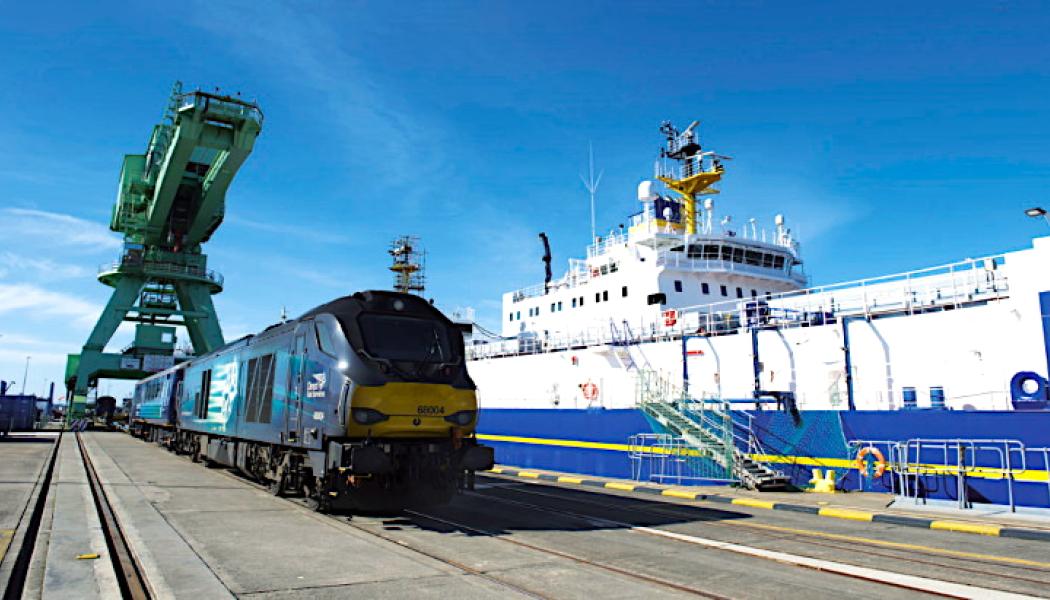 Målet är att säkerställa smidiga transporter av livsviktiga produkter. Det är tillåtet att transportera radioaktivt material med järnväg i Europa, under förutsättning att strikta nationella och internationella regler följs, såsom IAEA:s bestämmelser och den europeiska RID-koden för järnvägstransporter. Dessa kräver särskilda förpacknings- och säkerhetsåtgärder för att skydda allmänheten och miljön. Företag måste upprätta strålskyddsprogram, och speciella typ B-behållare används för mycket radioaktivt material, vilket garanterar säkerhet även vid allvarliga olyckor. Foto: Nuclear Transport Solutions.