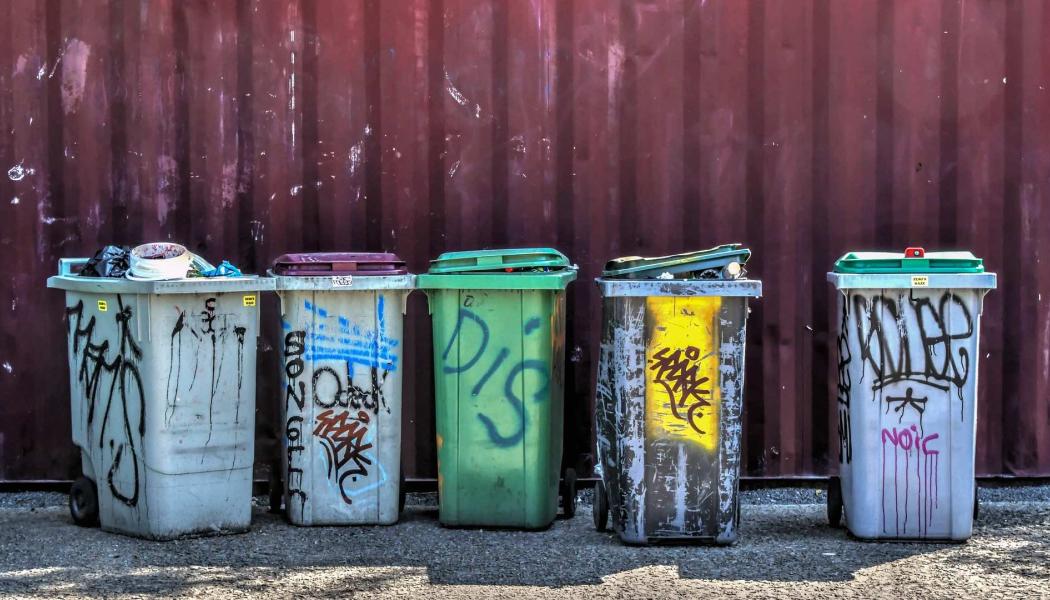 Under 2022 hade otillräcklig återvinning av plastförpackningar en direkt kostnad för Finland, med en notering på 10,80 euro per person, vilket totalt blev 60 miljoner euro. Denna summa motsvarar vad som kunde ha investerats i tung militärutrustning eller andra statliga behov. Foto: Creative Commons Lic, kredit: christels